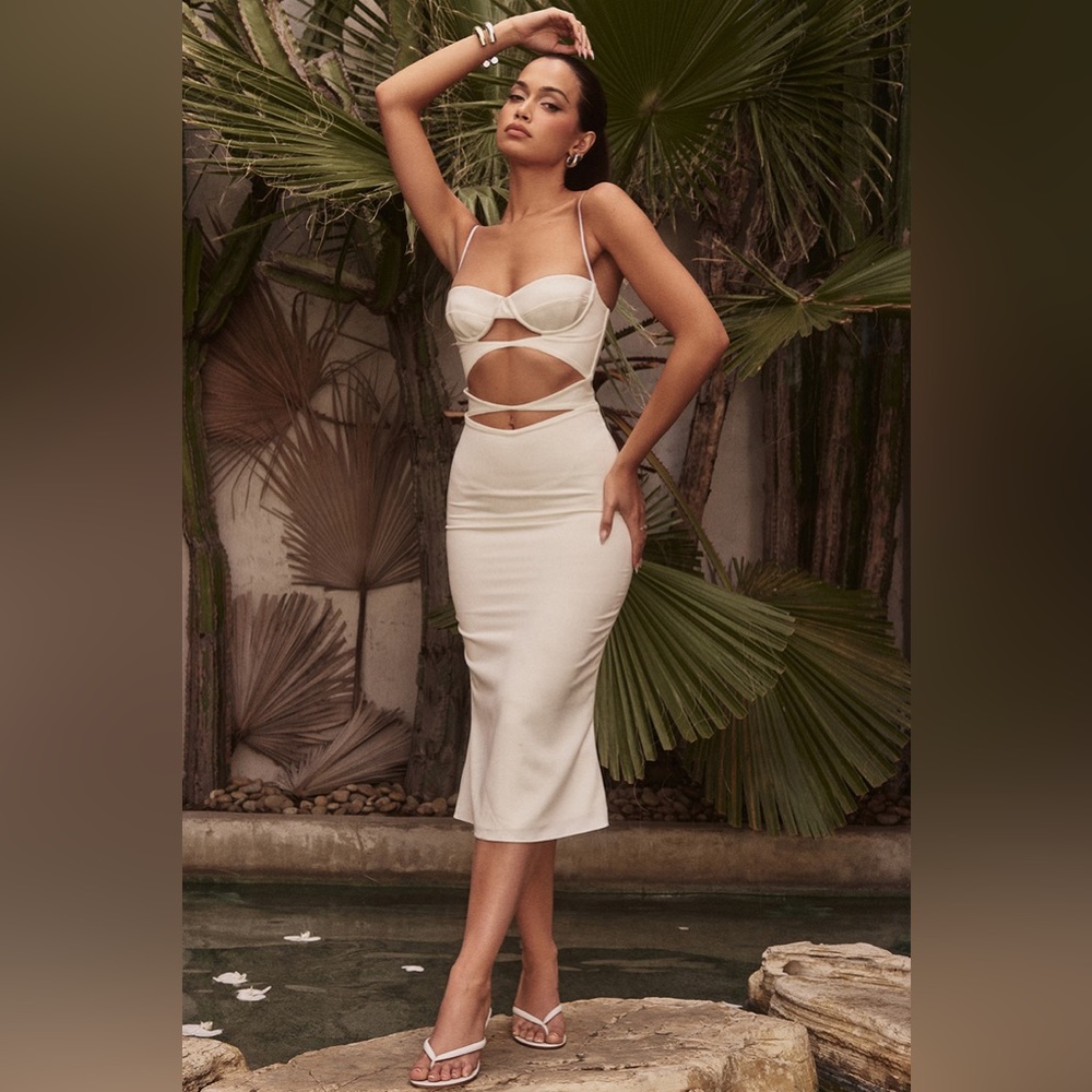 House of CB AMALIA
IVORY SATIN CUTOUT CORSET DRESS